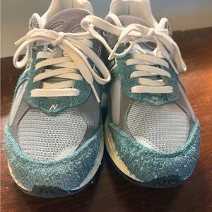 Ladies walking / running shoes